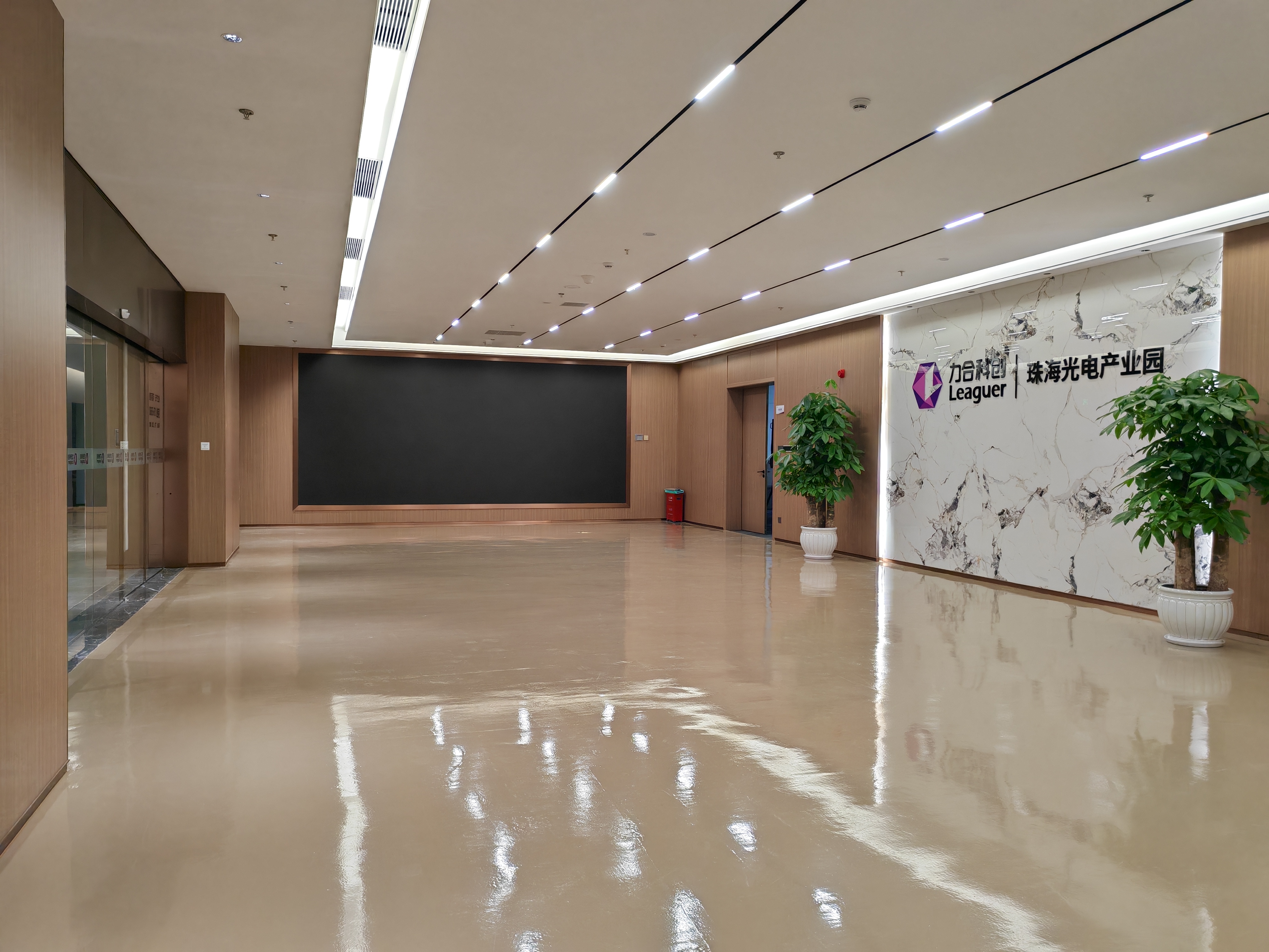 力合科创珠海光电产业园前厅品牌墙与电子屏